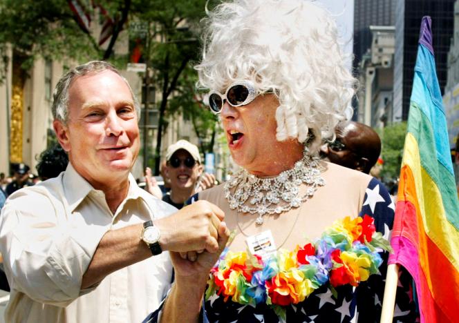 Thị trưởng New York Michael Bloomberg (trái) chào Gilbert Baker tại buổi Diễu hành Tự hào của người đồng tính (Gay Pride parade) ở New York năm 2002. Ảnh: Reuters