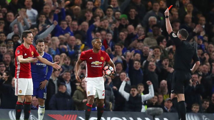 Mourinho chỉ tr&iacute;ch lịch thi đấu Premier League l&agrave; đi&ecirc;n rồ - Ảnh 2.
