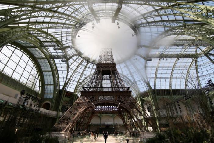 Mang tháp Eiffel lên sàn catwalk - Ảnh 1.