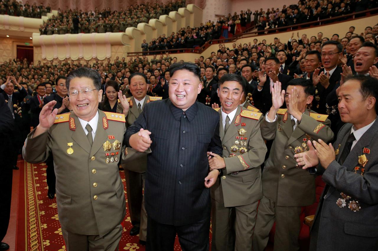 Triều Tiên khoe ảnh ông Kim Jong-un tươi cười tổ chức đại tiệc