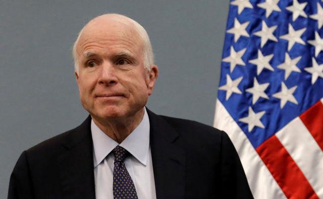 Ông McCain tiếp tục "oanh tạc người nhà"