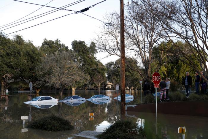 TP San Jose, bang California, ngập lụt do hồ chứa Anderson tr&agrave;n. Ảnh: Reuters