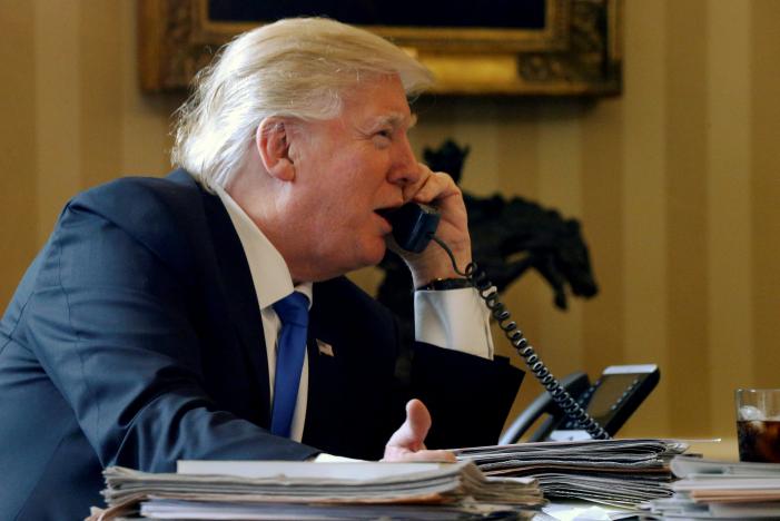 Ông Trump điện đàm với Tổng thống Nga Vladimir Putin hôm 28-2-2017. Ảnh: Reuters