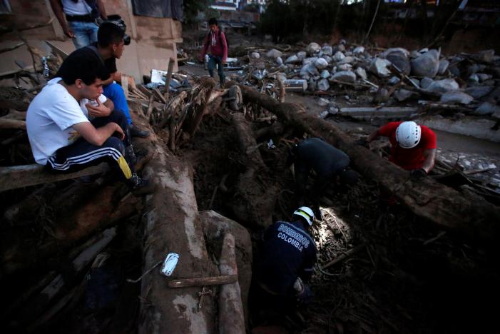 và hàng trăm người bị thương, mất tích. Ảnh: Reuters
