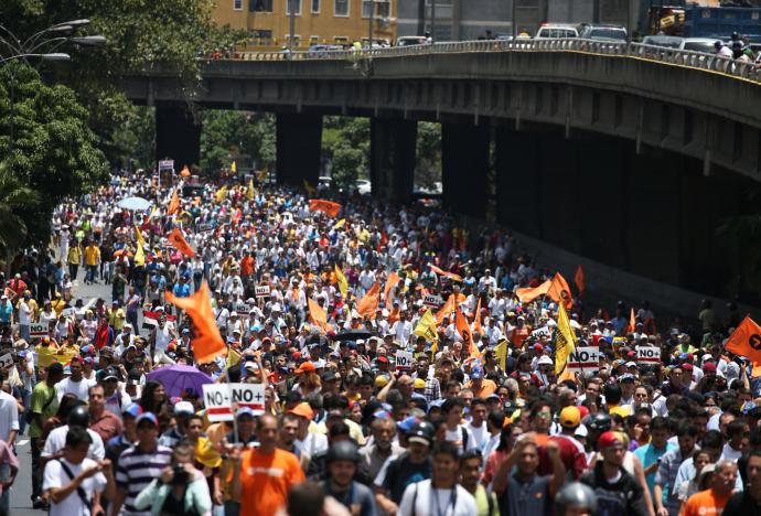 
H&agrave;ng trăm người biểu t&igrave;nh phản đối &ocirc;ng Maduro h&ocirc;m 1-4. Ảnh: Reuters

