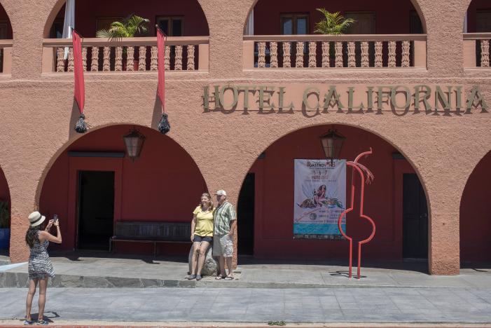 Ban nhạc Eagles kiện khách sạn "Hotel California"
