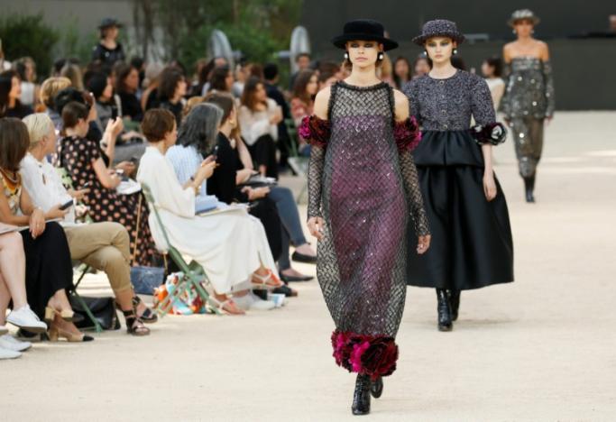 Mang tháp Eiffel lên sàn catwalk - Ảnh 3.