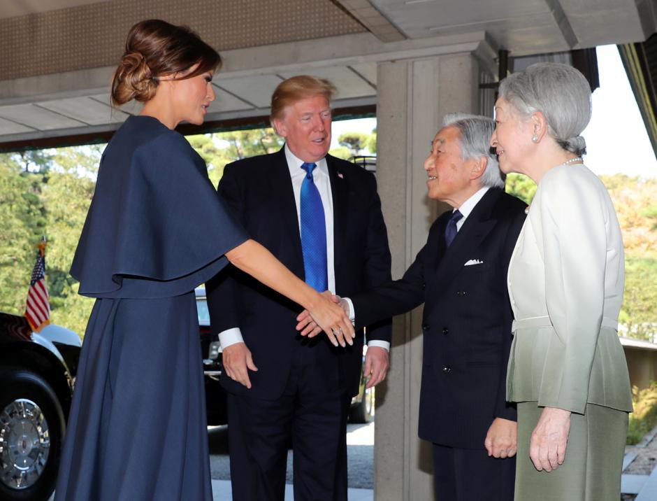 &Ocirc;ng Donald Trump kh&ocirc;ng c&uacute;i người ch&agrave;o Nhật ho&agrave;ng - Ảnh 3.