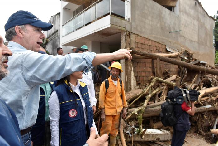 Tổng thống Colombia Juan Manuel Santos giám sát quá trình cứu hộ. Ảnh: Reuters