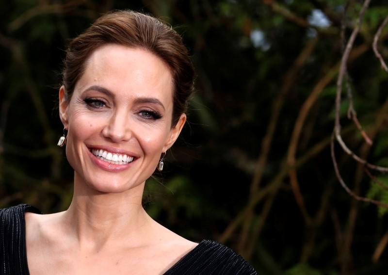 Angelina Jolie từng bị &ocirc;ng tr&ugrave;m Hollywood quấy rối - Ảnh 1.