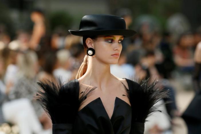 Mang tháp Eiffel lên sàn catwalk