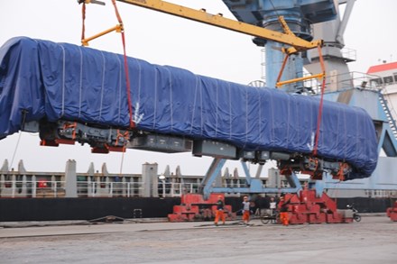 Lô hàng tàu Cát Linh-Hà Đông đầu tiên bọc kín về Hải Phòng