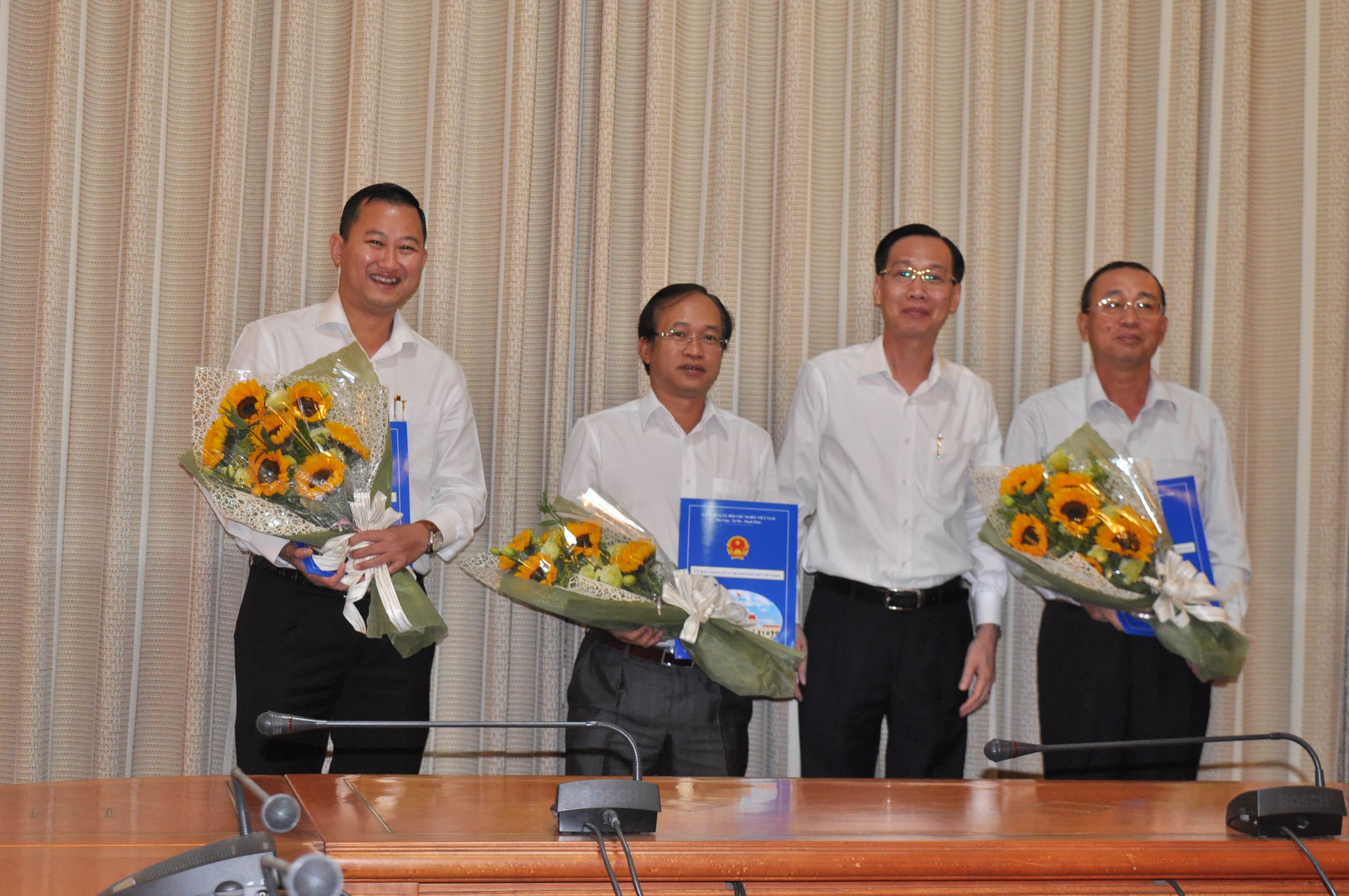 Ph&oacute; Chủ tịch Thường trực UBND TP HCM L&ecirc; Thanh Li&ecirc;m (b&igrave;a phải) trao quyết định cho c&aacute;c &ocirc;ng Nguyễn Ho&agrave;i Nam; Nguyễn Phước Hưng (thứ hai từ tr&aacute;i qua) v&agrave; Trần Ph&uacute; Lữ (b&igrave;a tr&aacute;i)