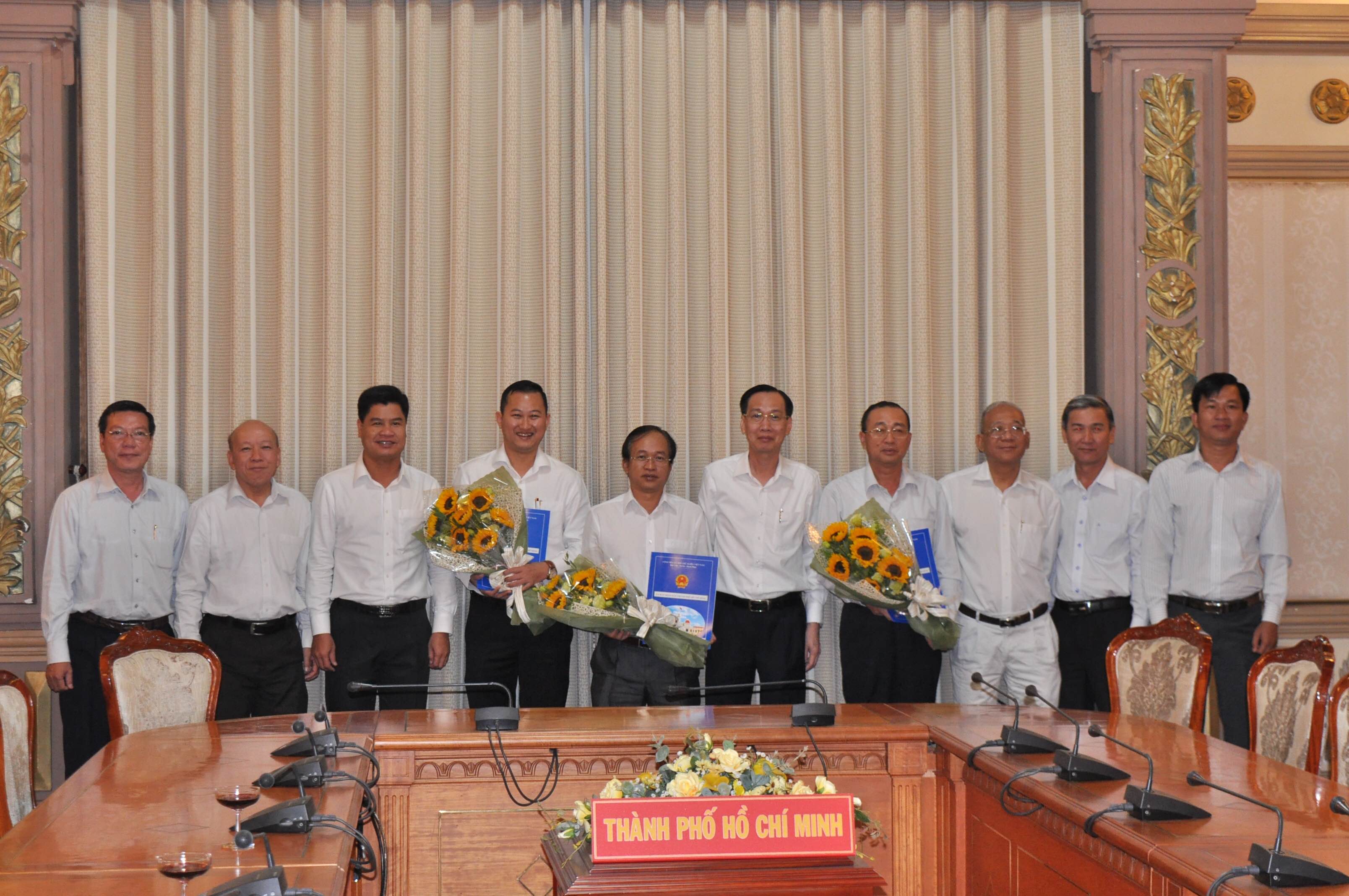 Ph&oacute; Chủ tịch Thường trực UBND TP HCM L&ecirc; Thanh Li&ecirc;m c&ugrave;ng l&atilde;nh đạo c&aacute;c đơn vị chụp h&igrave;nh lưu niệm tại lễ trao quyết định.