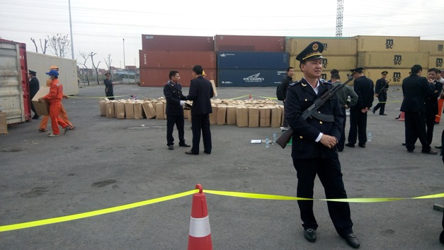 Lực lượng chức năng thắt chặt an ninh khi mở 2 container nghi chứa lá Khat