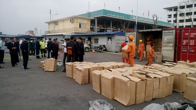 Phát hiện 2 container nghi ma túy thảo mộc cực độc hại