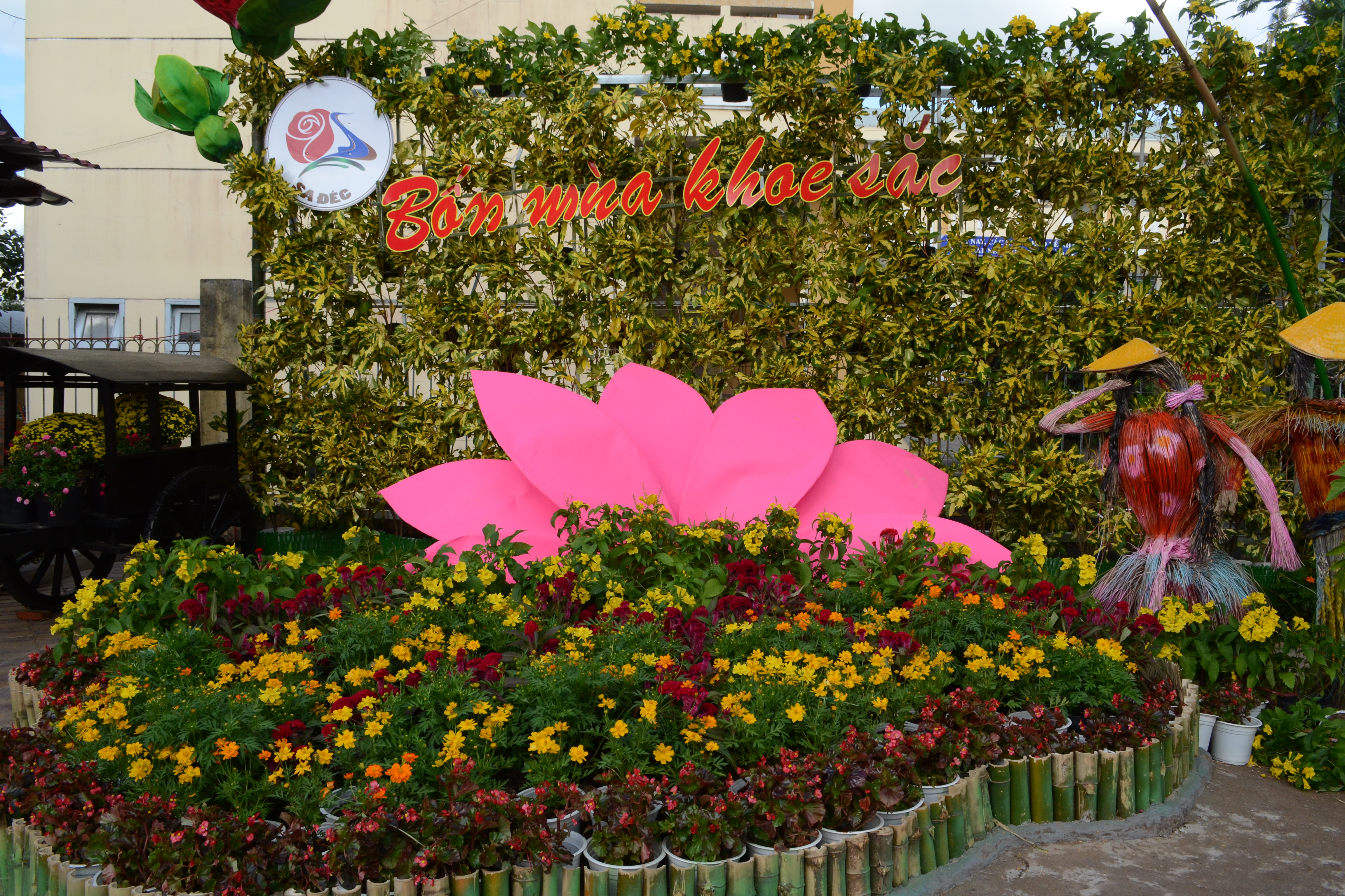 
Cổng v&agrave;o L&agrave;ng hoa Sa Đ&eacute;c
