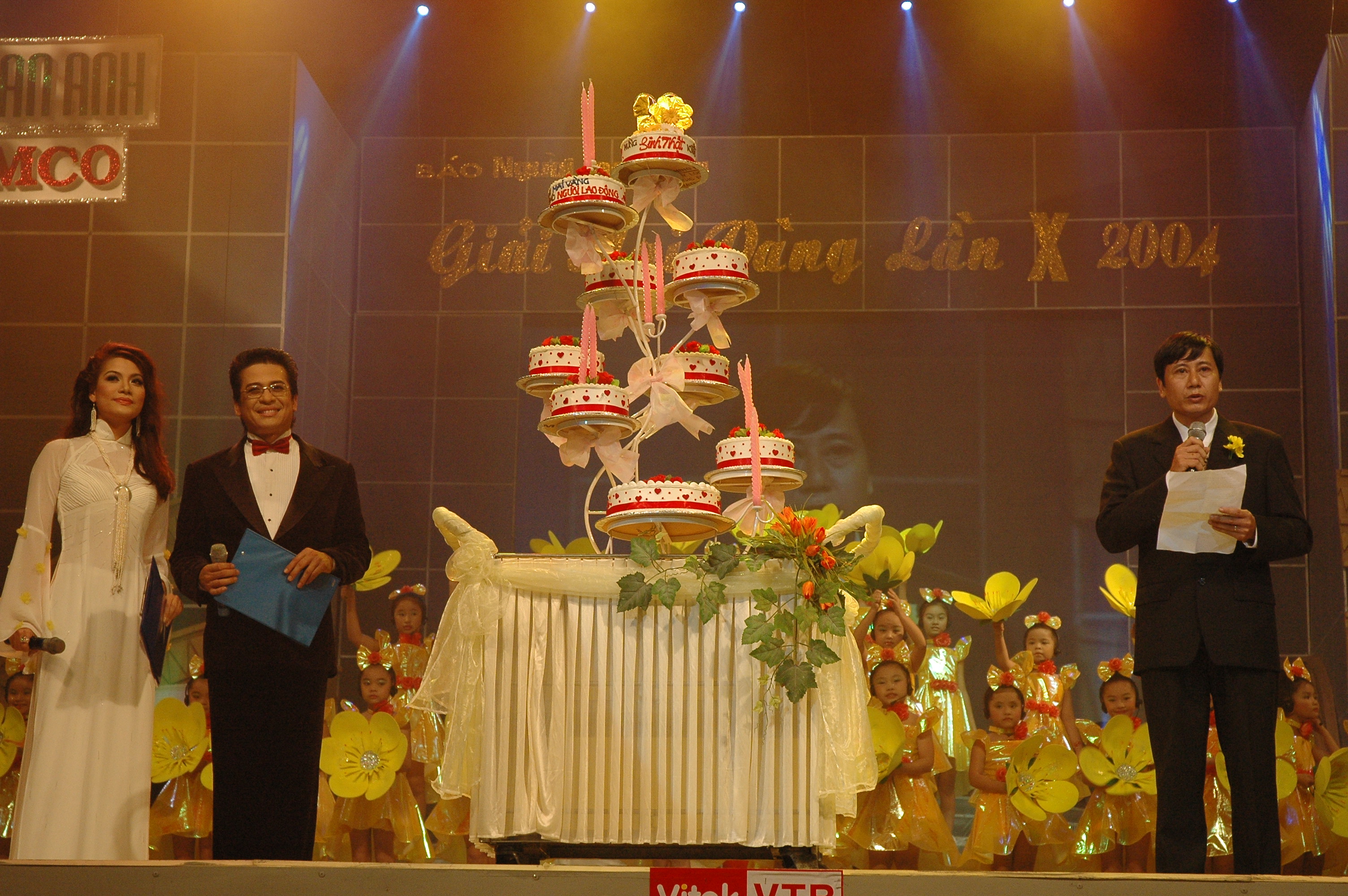 Sắc v&agrave;ng bao tr&ugrave;m Lễ trao Giải Mai V&agrave;ng lần thứ 10 - Ảnh 2.