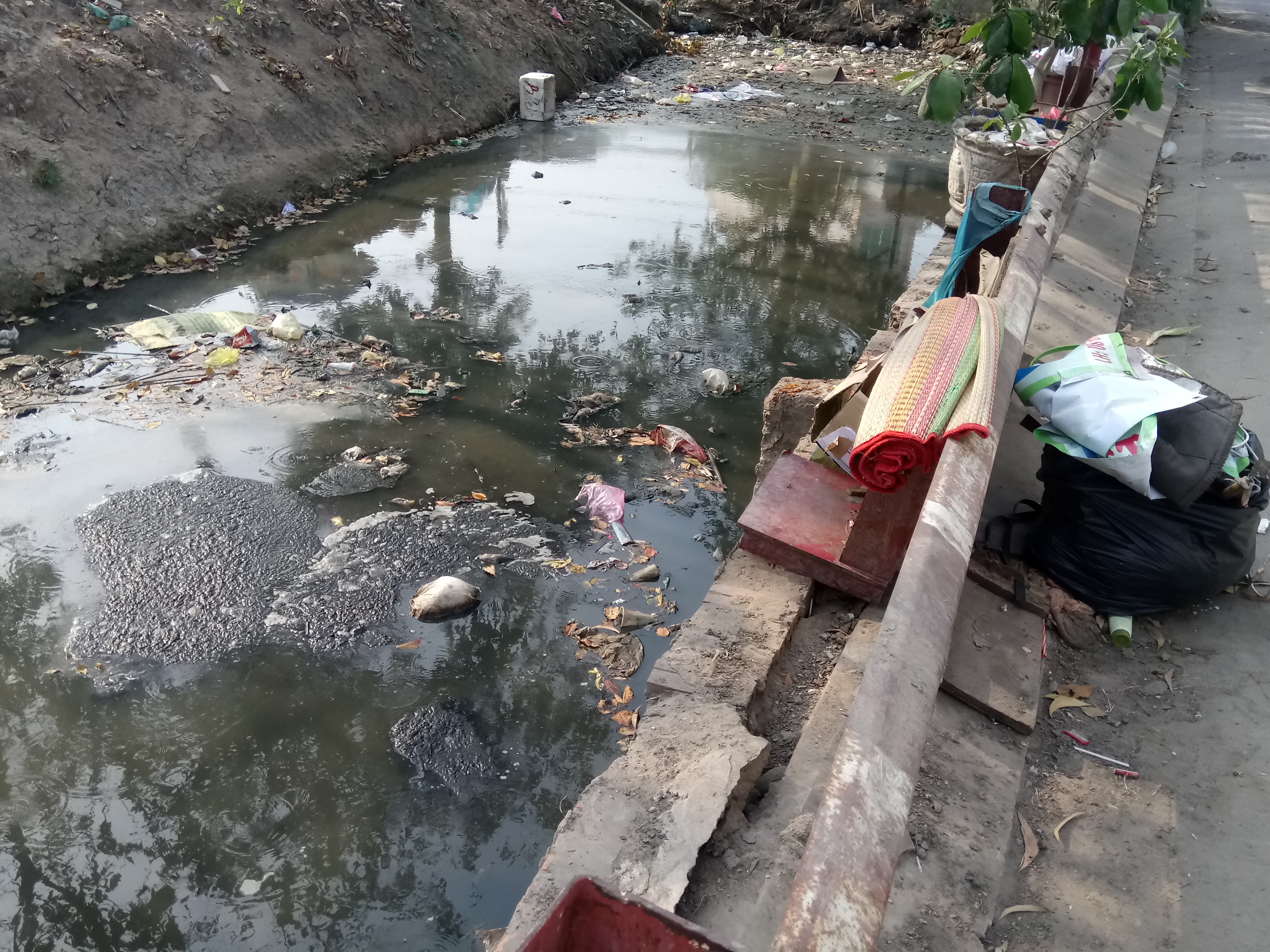
K&ecirc;nh Nước Đen mới được nạo v&eacute;t lại bị những người v&ocirc; &yacute; thức xả r&aacute;c trở lại
