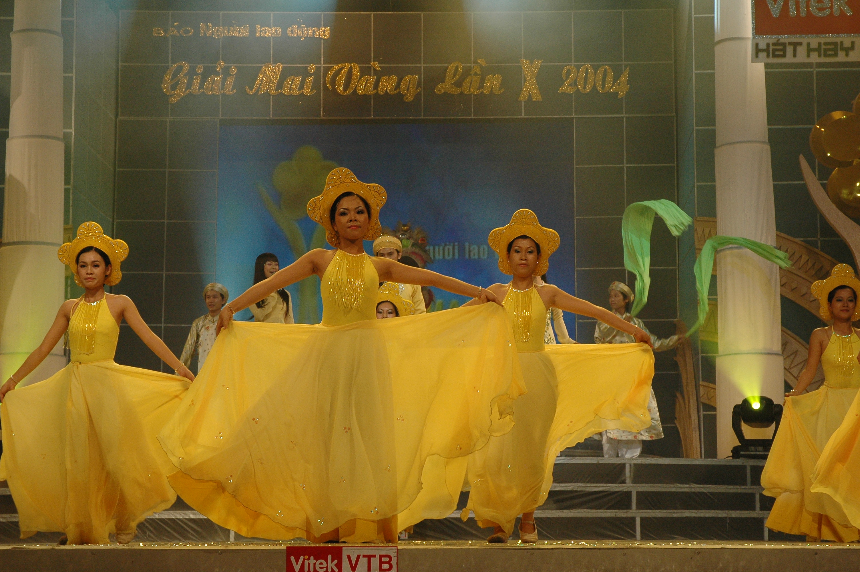 Sắc v&agrave;ng bao tr&ugrave;m Lễ trao Giải Mai V&agrave;ng lần thứ 10 - Ảnh 1.