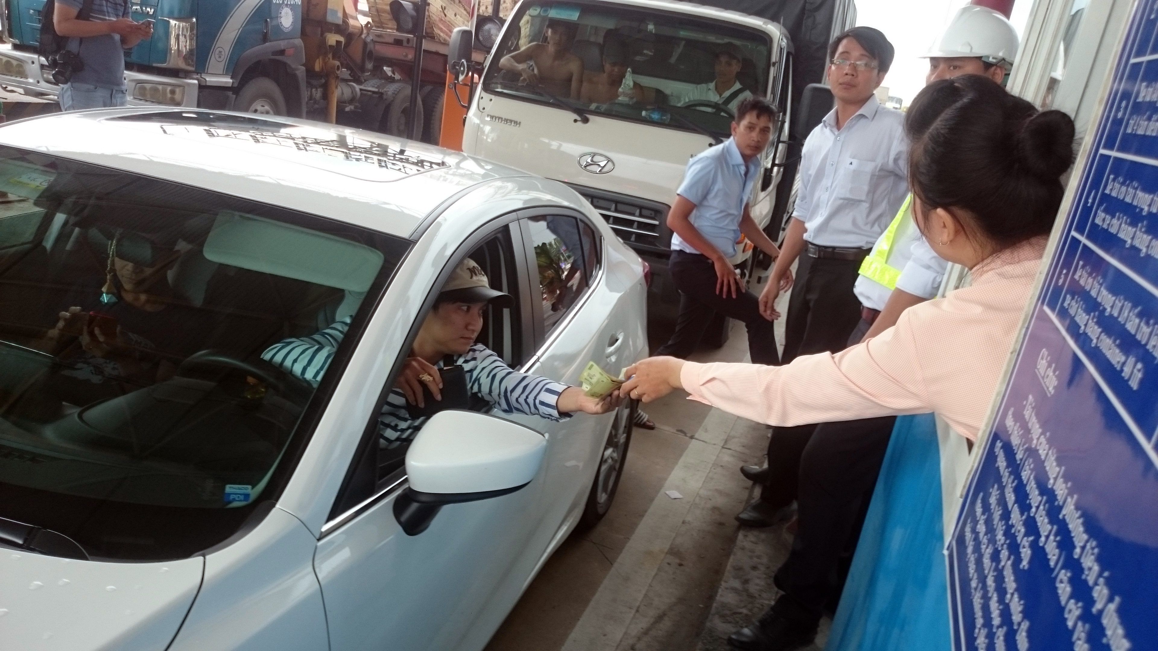 Trạm thu phí Cai Lậy: Bên xả trạm, bên thu phí coi sao được! - Ảnh 3.