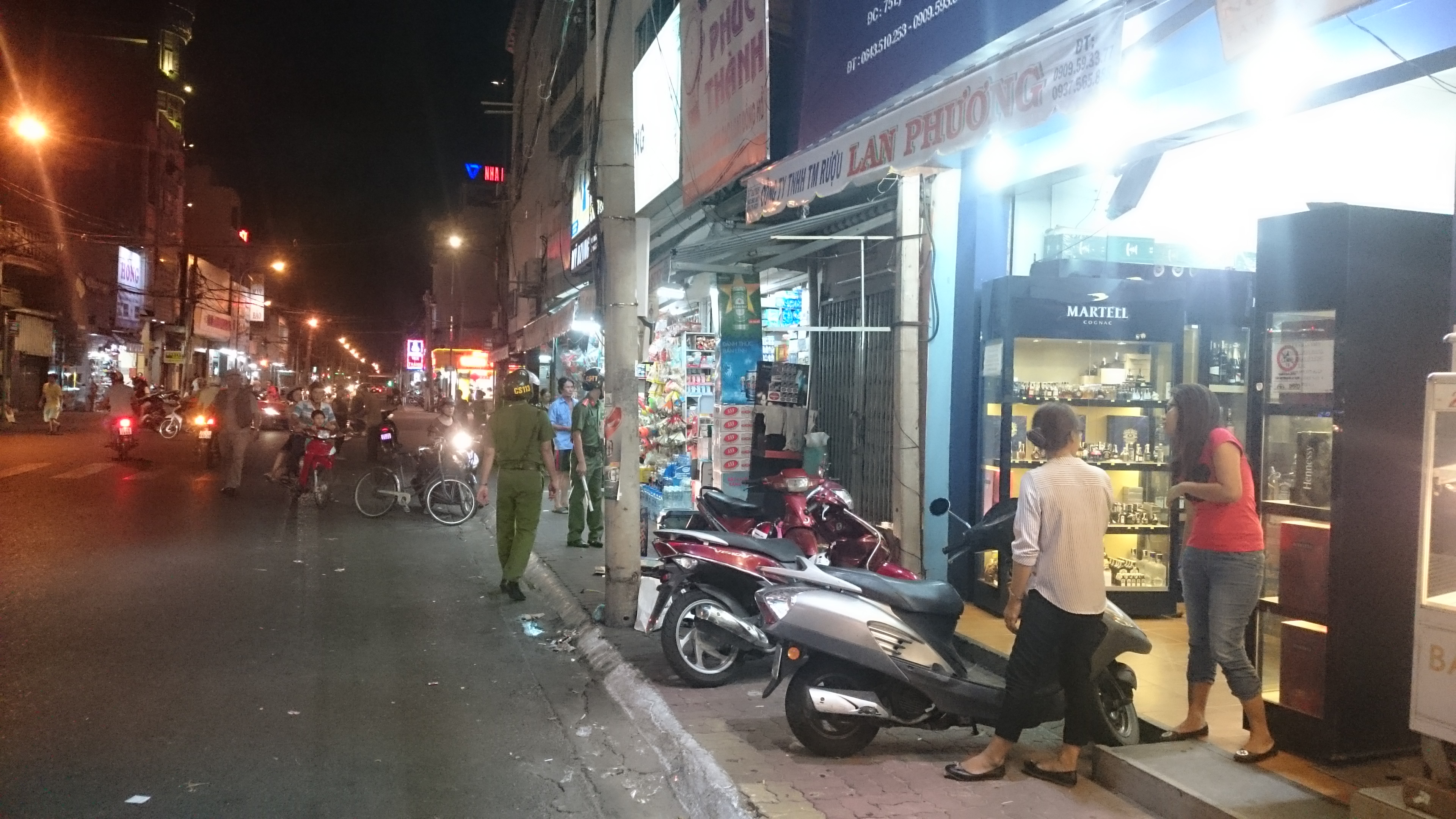 
Lực lượng chức năng đi nhắc nhở v&agrave; ph&aacute;t cam kết cho c&aacute;c hộ kinh doanh
