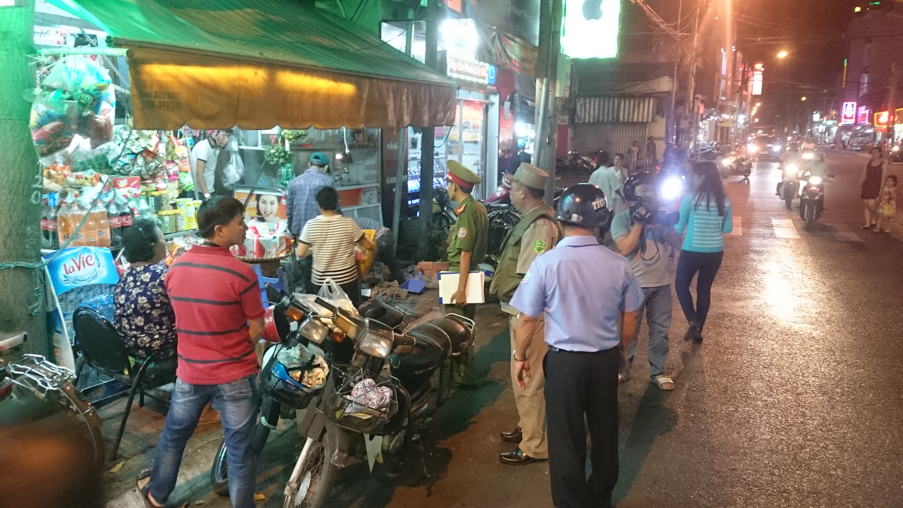 
Người d&acirc;n tự đập bỏ c&ocirc;ng tr&igrave;nh lấn chiếm vỉa h&egrave;
