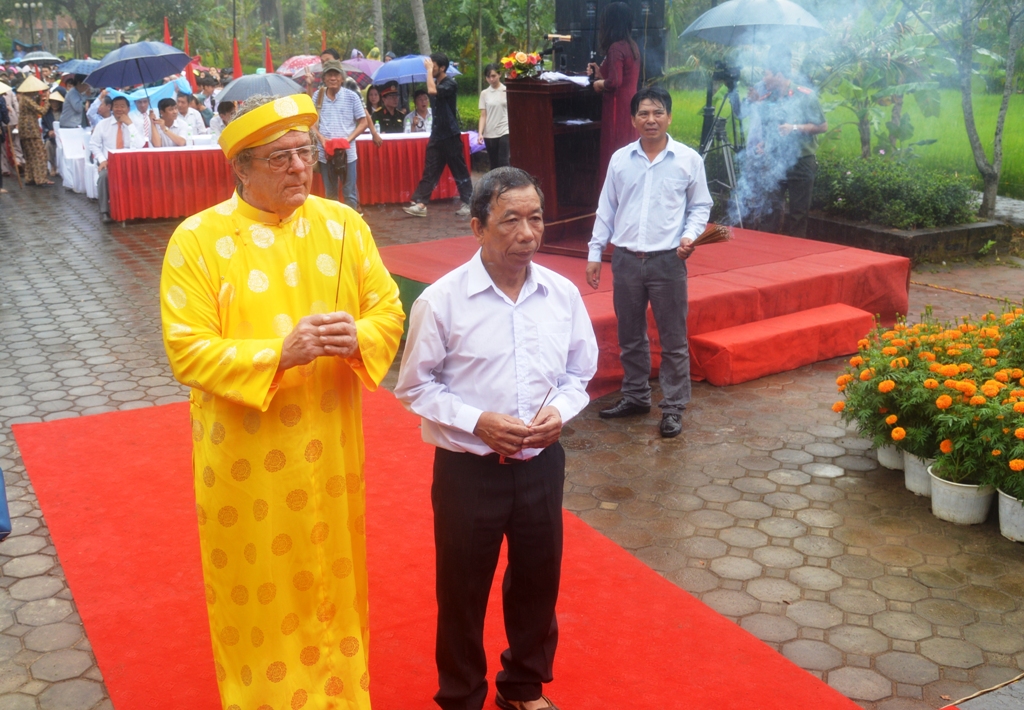 Cựu binh Mỹ đội mưa tưởng nhớ các nạn nhân vụ thảm sát Sơn Mỹ