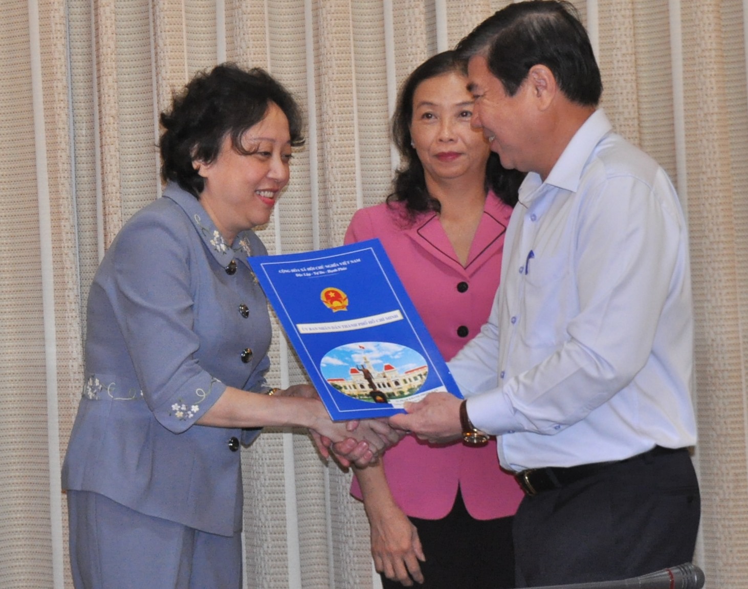 
Chủ tịch UBND TP Nguyễn Th&agrave;nh Phong trao quyết định cho b&agrave; Phạm Kh&aacute;nh Phong Lan
