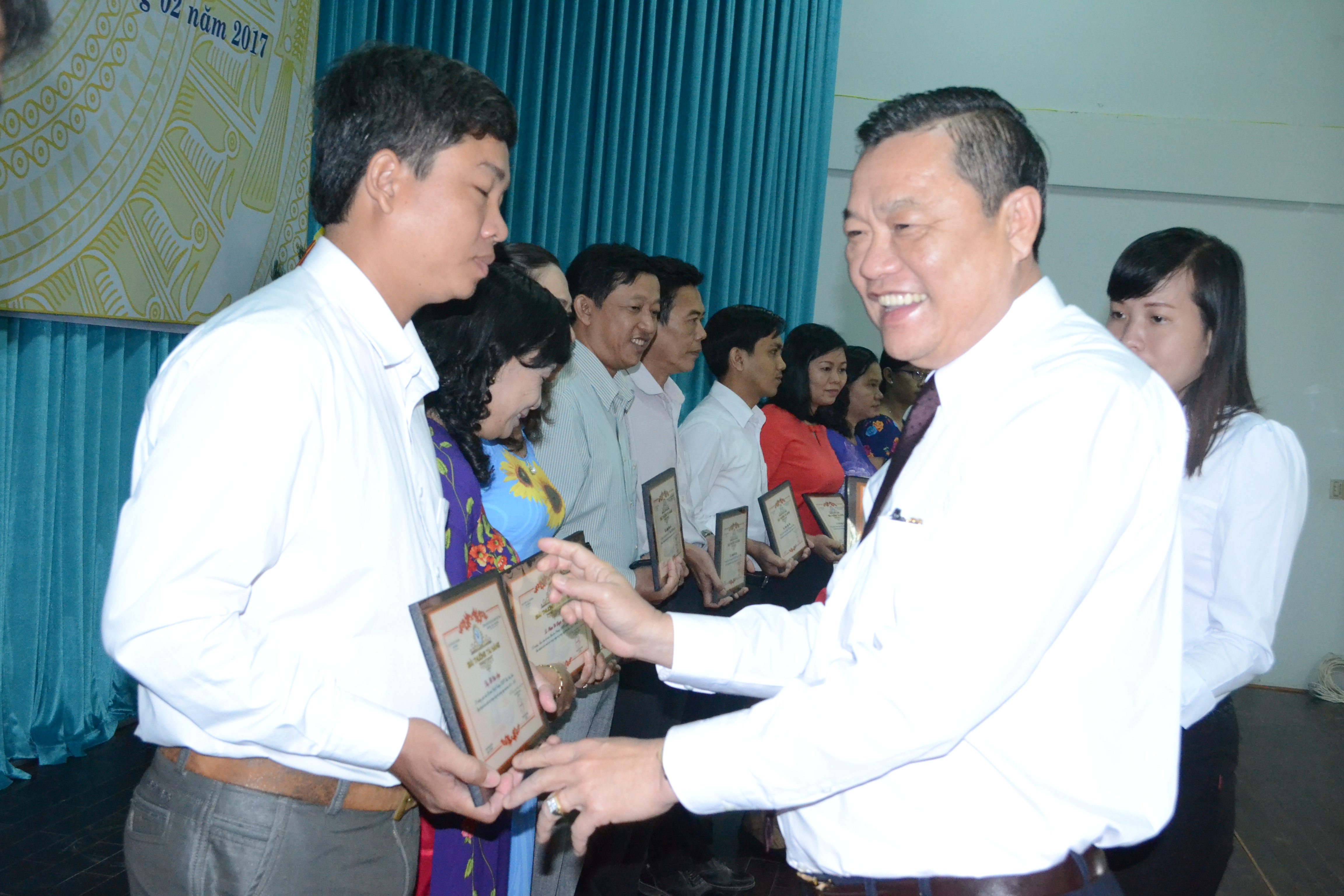 
L&atilde;nh đạo UBND tỉnh An Giang trao thưởng cho 13 gi&aacute;o vi&ecirc;n c&oacute; th&agrave;nh t&iacute;ch xuất sắc nhất trong tỉnh.

