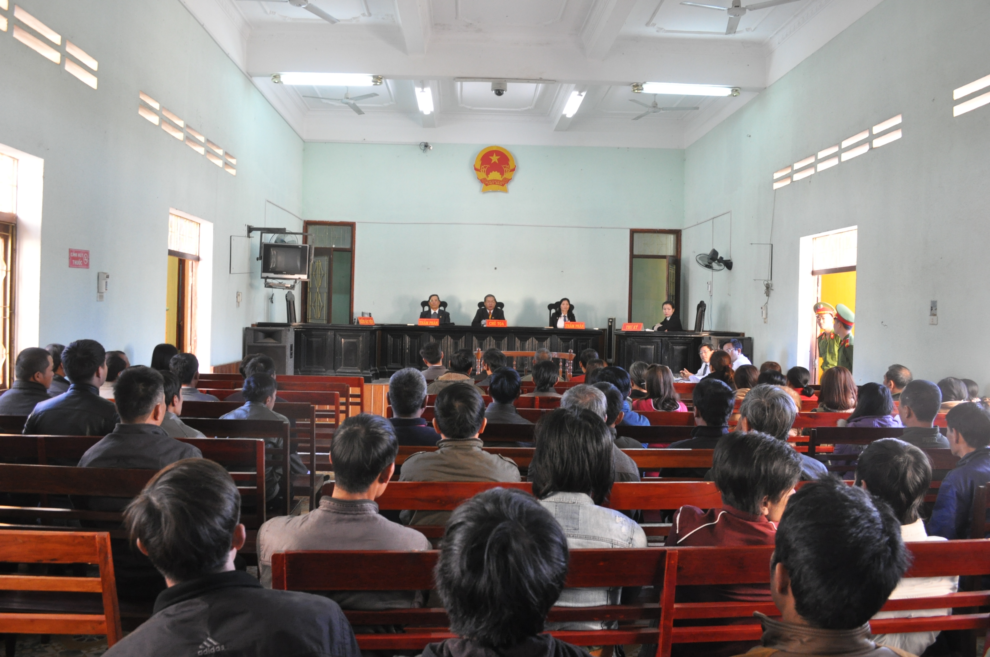 Quang cảnh phiên tòa