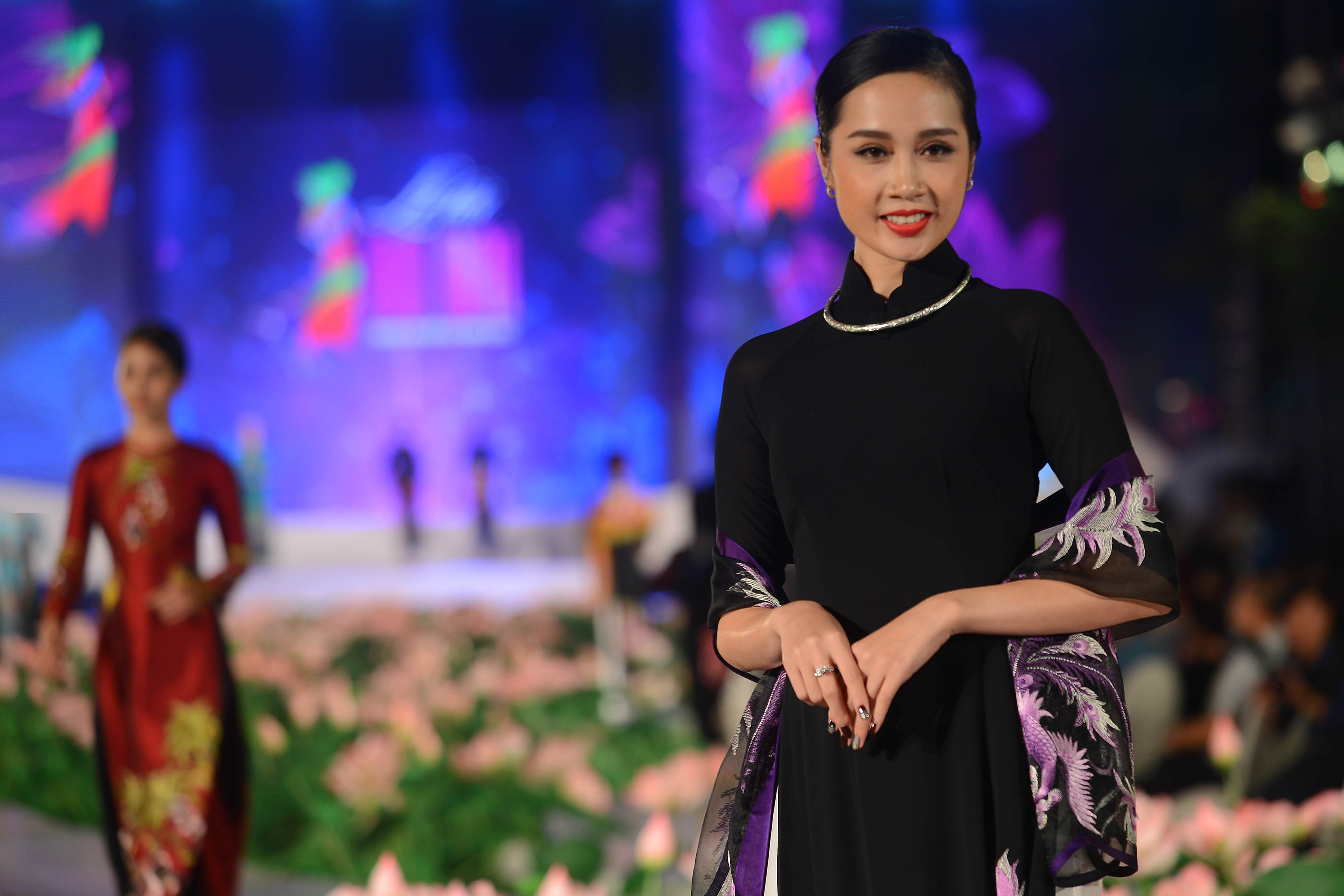 Hàng ngàn người đi xem Lễ hội Áo dài TP HCM năm 2017