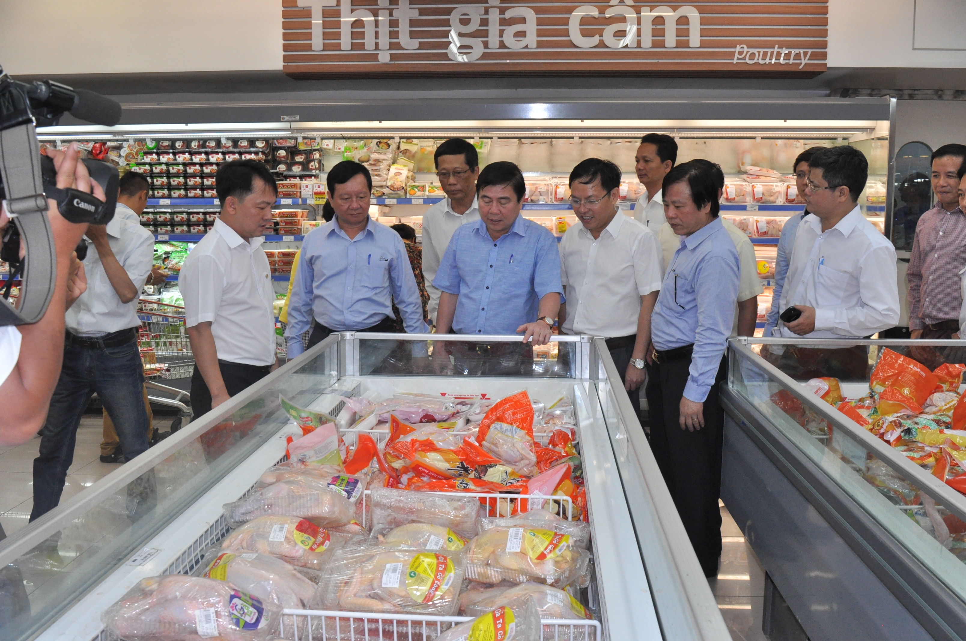 Ông Nguyễn Thành Phong khảo sát tình hình kinh doanh Tết tại hệ thống bán lẻ thuộc Saigon Co.op sáng 25-1