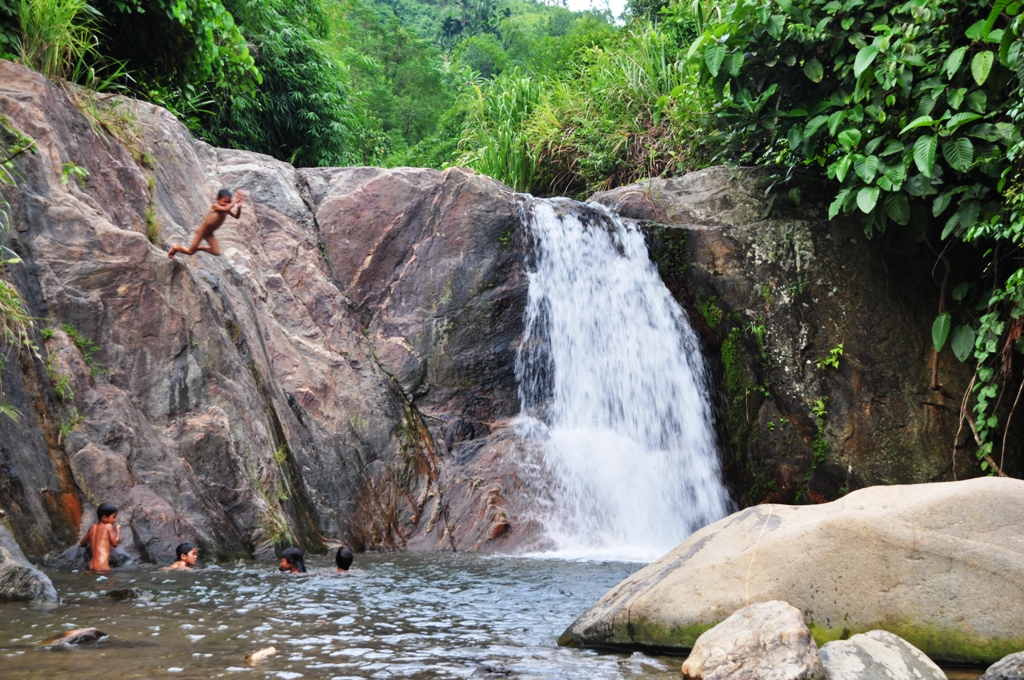 Đi tắm suối, 2 học sinh tử vong