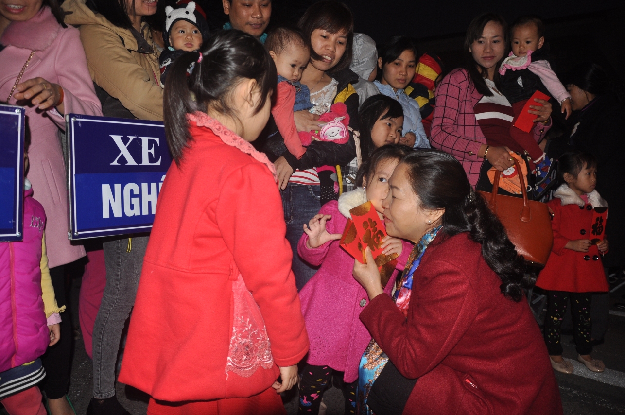 Bà Nguyễn Thị Thu Hồng- Phó chủ tịch Tổng LĐLĐ Việt NamlLì xì cho con công nhân