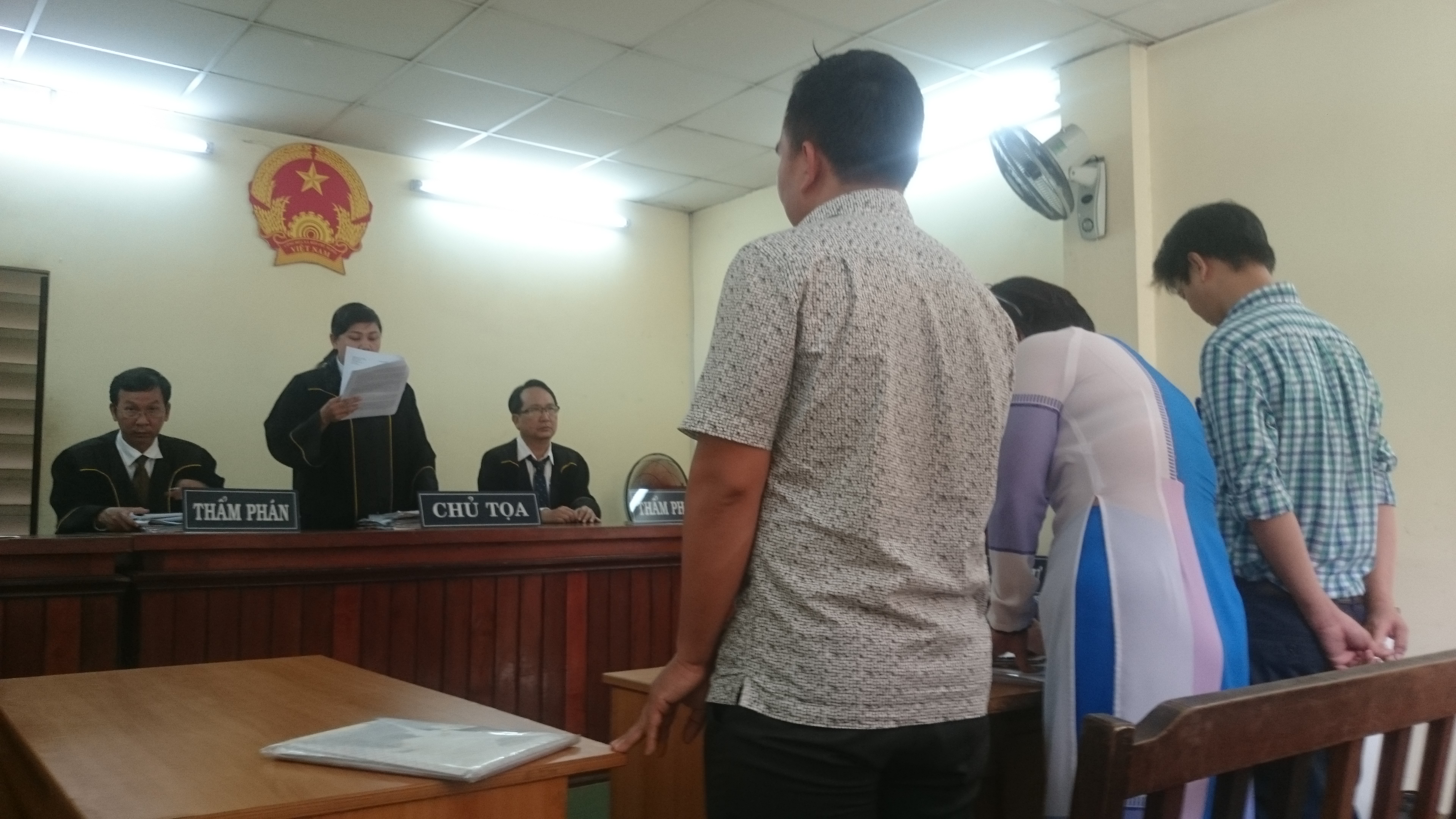 Cô gái trẻ bị buộc phải trả 1,1 tỉ tiền cước điện thoại - Ảnh 1.