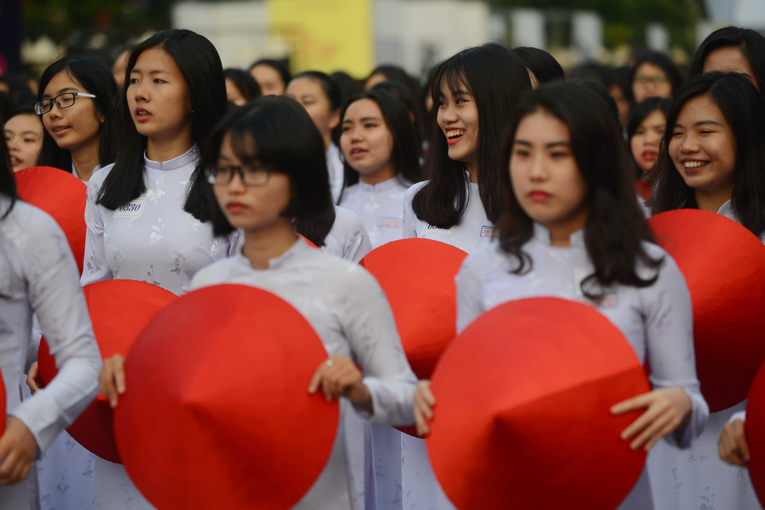 Nhiều nữ sinh tỏ ra phấn khích khi tham dự một chương trình lớn như vậy