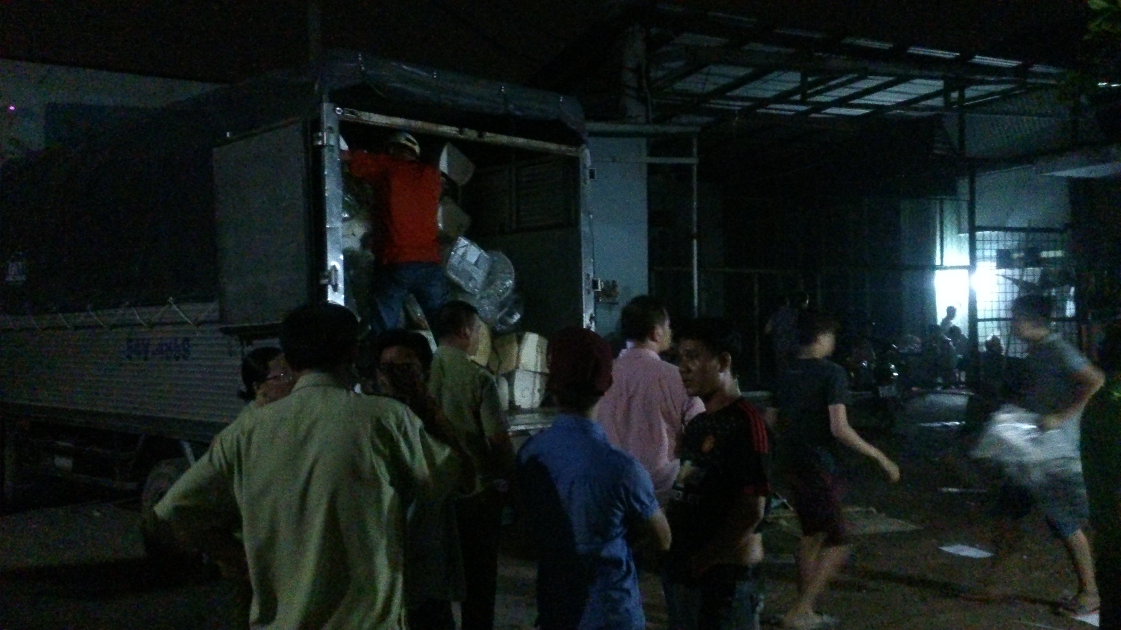 Cảnh sát phải dùng 10 xe container vận chuyển lô hàng về trụ sở xử lý