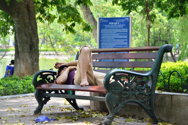 Mu&ocirc;n kiểu chống chọi n&oacute;ng kinh người tr&ecirc;n 40 độ C ở H&agrave; Nội - Ảnh 1.