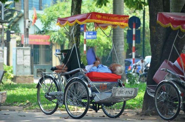 Muôn kiểu chống chọi nóng kinh người trên 40 độ C ở Hà Nội