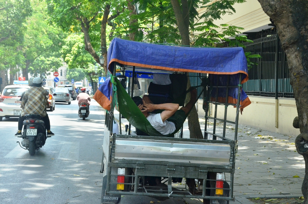 Mu&ocirc;n kiểu chống chọi n&oacute;ng kinh người tr&ecirc;n 40 độ C ở H&agrave; Nội - Ảnh 8.