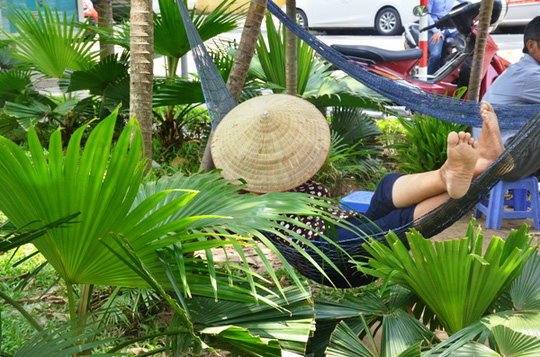 Nắng nóng đặc biệt, nhiệt độ ngoài trời Hà Nội trên 50 độ C