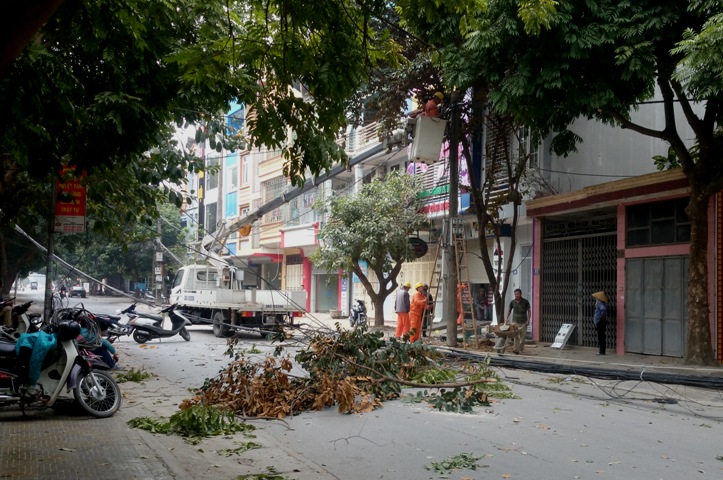 Đến trưa 4-3, lực lượng chức năng vẫn đang trồng cây cột điện tại vị trí xảy ra vụ tai nạn