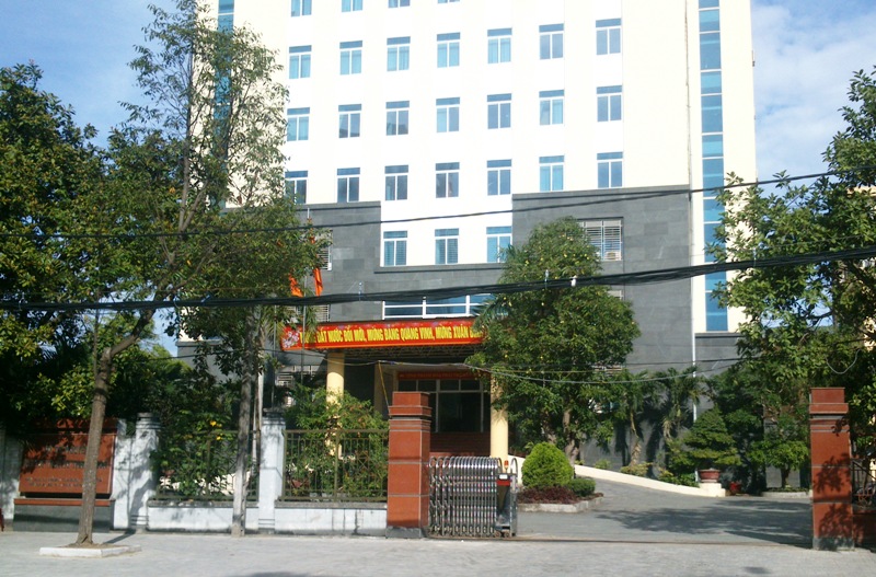 "Rút kinh nghiệm" lãnh đạo để lái xe nhắn tin vòi tiền DN