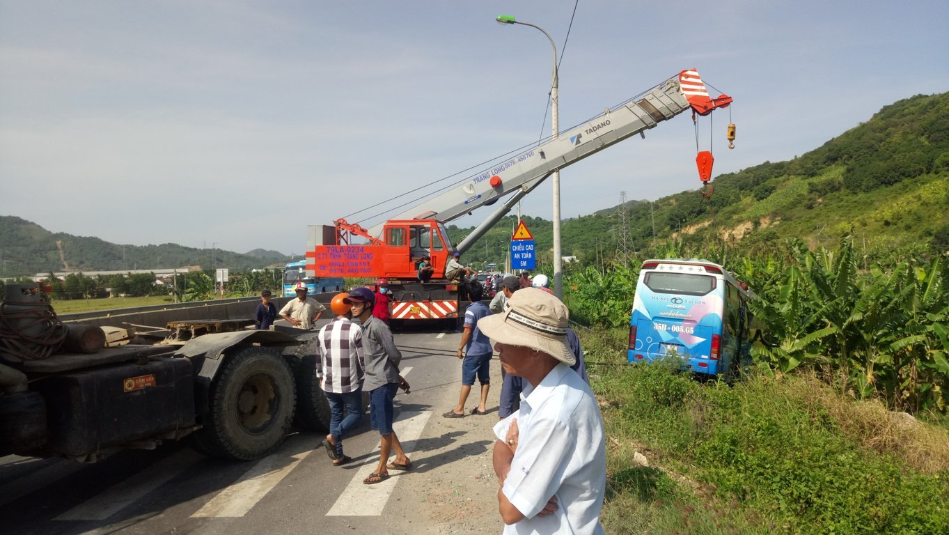 Tai nạn li&ecirc;n ho&agrave;n tr&ecirc;n Quốc lộ 1, 1 t&agrave;i xế chết tại chỗ - Ảnh 1.