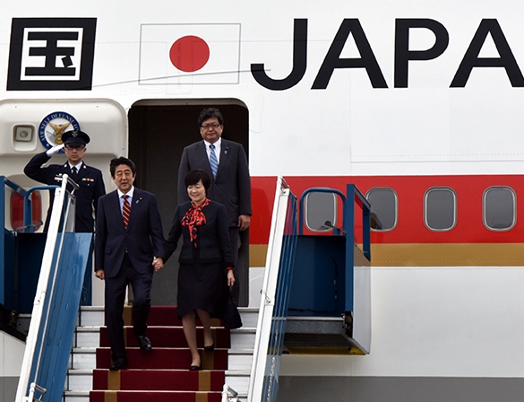 Thủ tướng Shinzo Abe tới Hà Nội, bắt đầu thăm Việt Nam