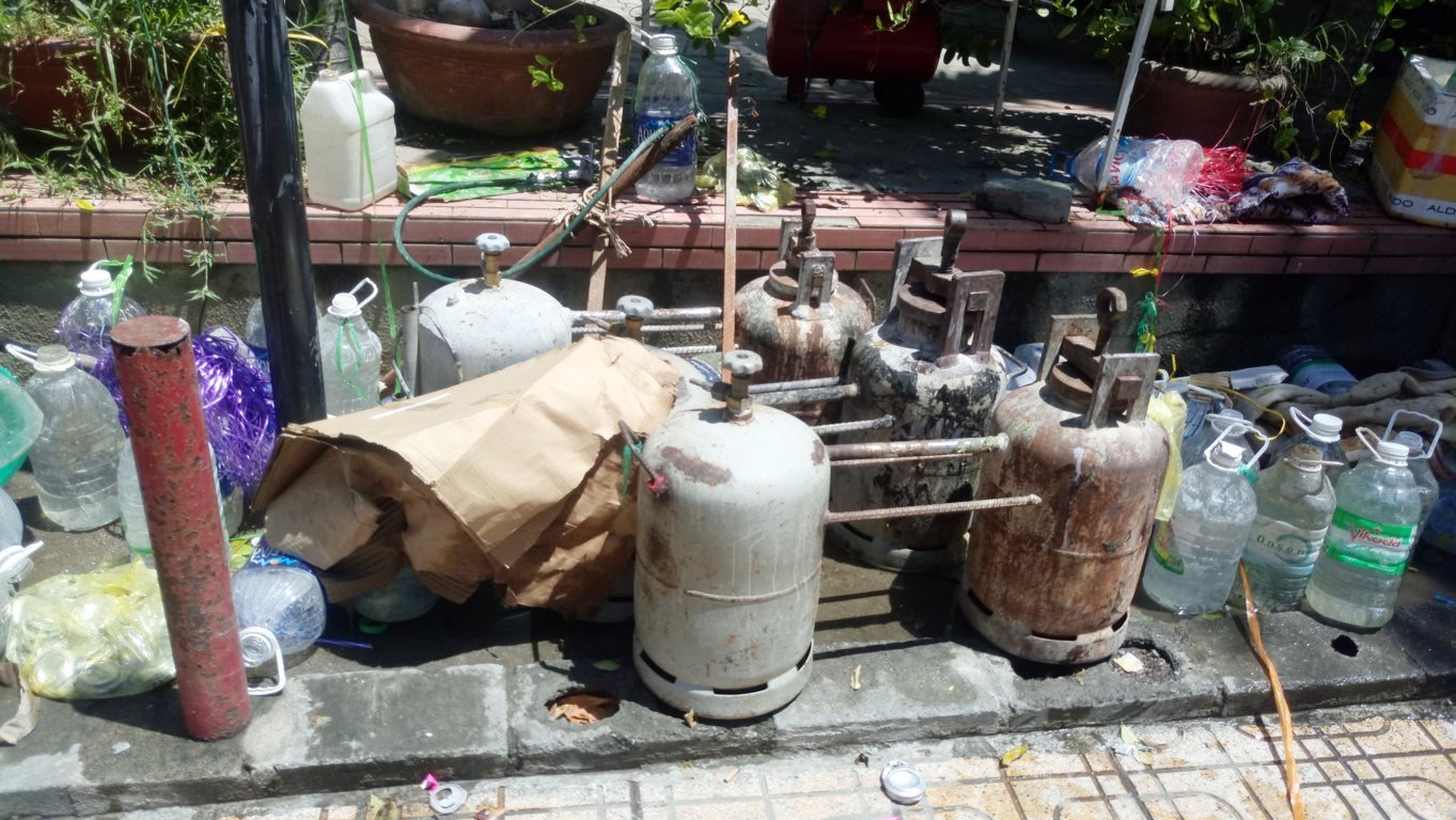Bơm bóng bay gây nổ lớn, 1 người bỏng nặng