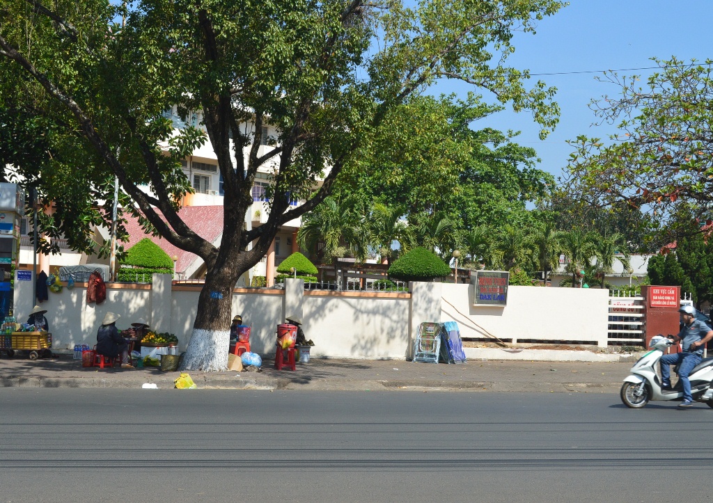 Vỉa hè trước cổng Bệnh viện Đa khoa tỉnh Đắk Lắk bị lấn chiếm bán hàng rong. Ảnh chụp sáng 10-3