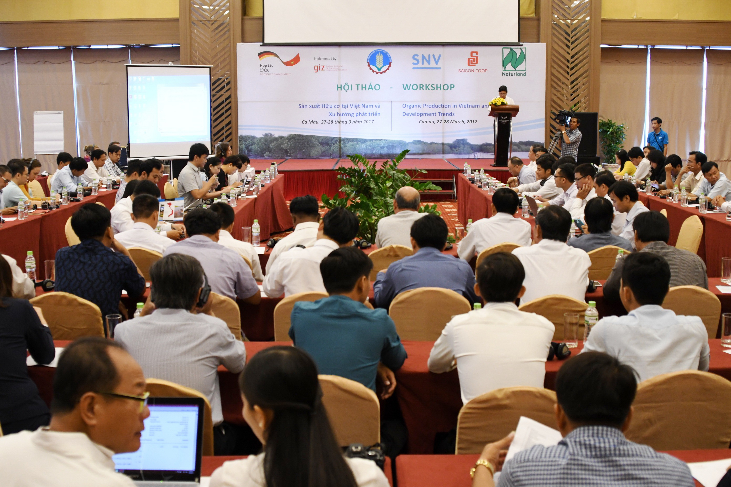 
Nhiều &yacute; kiến g&oacute;p &yacute; để ph&aacute;t triển n&ocirc;ng nghiệp hữu cơ được tr&igrave;nh b&agrave;y tại hội thảo
