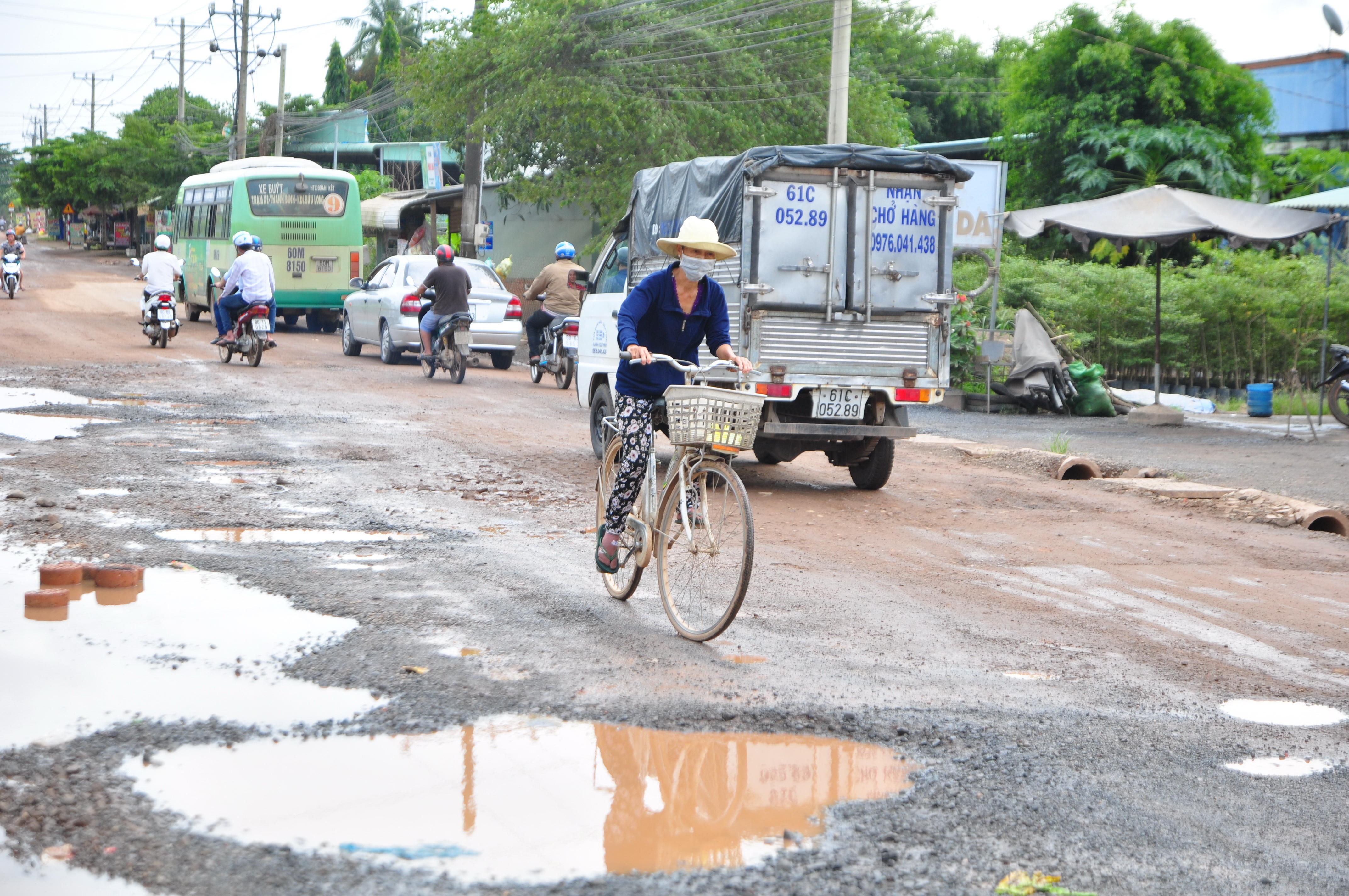 Đường nát, dân phát bực và xe vẫn ùn ùn né trạm thu phí